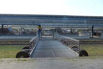 Der Übergang von den ehem. Bahnsteigen 1 und 2 zum Museumsbahnsteig, am 14.08.2020 in Oberhausen Hbf.