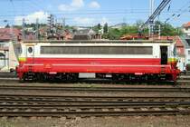 Nach Einfahrt mit ein Regionalbahn am 2 Juni 2015 lauft 240 022 in Bratislava hl.st. um.