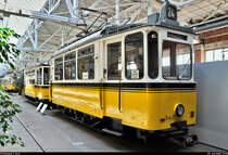 Triebwagen 340, Baujahr 1910, der Stuttgarter Straßenbahnen AG (SSB) ist im Straßenbahnmuseum Stuttgart ausgestellt.

 Zur Erneuerung des Fahrzeugparks kaufte die SSB verschiedene Serien von Wagen mit Holzaufbau und geschlossenen Plattformen. Wie auch einige andere erhielt dieses Fahrzeug nach dem Krieg einen neuen standardisierten Aufbau. Bemerkenswert: 340 war der letzte Wagen dieser Serie und entstand, als schon moderne T2 (vgl. Wagen 804) in Stuttgart fuhren. Da er also schon zur Entstehungszeit veraltet war, verkaufte ihn die SBB schon 1962 nach Reutlingen, wo er noch bis 1974 fuhr. 

Dahinter schließt sich der Beiwagen 950 an, auch  Pappedeckelwagen  genannt.
 Ein typisches Relikt der frühen Nachkriegszeit ist der sogenannte 'Pappedeckelwagen', benannt nach dem verwendeten Hartfasermaterial. Die Wagen entstanden teils in eigener Werkstatt, teils bei Fremdfirmen unter Verwendung brauchbarer Untergestelle abgebrannter Beiwagen. Die Materialnot jener Jahre zeigt sich in der gesamten Ausstattung des Wagens und auch daran, dass zunächst nicht einmal die sehr einfache technische Ausrüstung verfügbar war. 

[29.7.2020 | 13:50 Uhr]

Textquelle: Informationstafel vor Ort