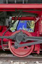 Blick durch das Fahrgestell der polnischen Schmalspur-Dampflok Px 48-1757 auf den hinteren Teil eines von zwei nach Aulendorf fahrenden Triebwagen der Bodensee-Oberschwaben-Bahn. Durlesbach, 03.08.2020