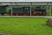 Am 03.08.2020 steht sie bei starkem Regen im Trockenen. Die polnische Schmalspur-Dampflok Px 48-1757 (gebaut 1951 bei Chranznow unter der Fabriknummer 2254). Die Lok steht in Durlesbach und laut der angebrachten Tafel  ZUR ERINNERUNG AN DIE >SCHWÄB`SCHE EISEBAHNE< GEWIDMET VON ALFONS WALZ · BAD WALDSEE IM JAHRE 1991 