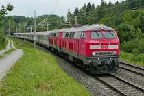 218 343-2 und 218 434-9 mit den Wagen des IC 119  BODENSEE , Stuttgart - Innsbruck, am 03.08.2020 im Schussentobel bei Kilometer 162.8 N�he Durlesbach