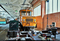 E-Lok SSB 2023, Baujahr 1946, auch  Trümmerlok  genannt, der Stuttgarter Straßenbahnen AG (SSB) ist im Straßenbahnmuseum Stuttgart ausgestellt.

 1946 beschaffte die Gemeinnützige Gesellschaft für Trümmer-Verwertung und Beseitigung mbH eine Reihe von Ellok, die Züge mit Trümmern zerbombter Häuser nach Wangen zu fahren. Im Zuge der Neckarkanalisierung und des Hafenbaus formte man das Ufer neu. Später wurden sechs Loks verkauft, während die übrigen sechs zur SSB kamen, um dort Schienen- und Gleisbauzüge zu führen. Das Schrumpfen des Meterspurnetzes führte zur Ausmusterung der Loks. 

[29.7.2020 | 14:02 Uhr]

Textquelle: Informationstafel vor Ort