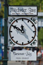 Die Abfahrtsinformationstafel am Hafen von Prien. (August 2020)