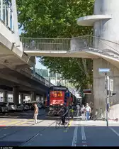 Der Güterzug in der Stadt am 4. September 2020.<br>
Montag bis Freitag fährt SBB Cargo dreimal täglich zum Swissmill-Getreidesilo in der Stadt Zürich. Passanten und Velofahrer lassen sich davon nicht stören, weshalb die Rangiermitarbeiter besonders aufmerksam sein müssen. Die Lok wird deshalb für eine bessere Übersicht per Fernsteuerung von der vorderen Plattform aus gefahren.