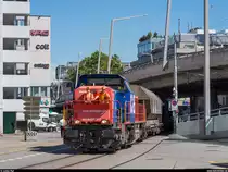 Der Güterzug in der Stadt am 4. September 2020.<br>
Montag bis Freitag fährt SBB Cargo dreimal täglich zum Swissmill-Getreidesilo in der Stadt Zürich. Passanten und Velofahrer lassen sich davon nicht stören, weshalb die Rangiermitarbeiter besonders aufmerksam sein müssen. Die Lok wird deshalb für eine bessere Übersicht per Fernsteuerung von der vorderen Plattform aus gefahren.