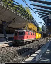 Der Bahnhof Stadelhofen ist tagsüber durch S-Bahnen praktisch vollständig ausgelastet. Trotzdem gibt es ein paar wenige Güterzüge, welche planmässig via Stadelhofen verkehren.<br>
SBB Cargo Re 4/4 II 11318 durchfährt am 2. September 2020 mit einem Paketpostzug den Bahnhof Stadelhofen.