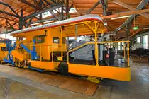 Diese 1956 gebaute Stopfmaschin mit Hebe- und Nivelliereinrichtung Plassermatic VKR 04 der Franz Plasser Bahnbaumaschinen Industriegesellschaft m.b.H. ist die erste Nivellierstopfmaschine der Welt. (Lokwelt Freilassing, August 2020)