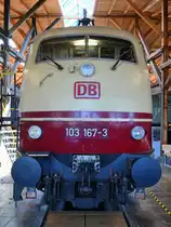 Die Elektrolokomotive 103 167-3 stammt aus dem Jahr 1970 und ist in der Lokwelt Freilassing ausgestellt. (August 2020)