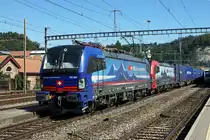MEHRFACHTRAKTIONSFÄHIGE VECTRONS IM DIENSTE VON SBB CARGO INTERNATIONAL, BLS CARGO INTERNATIONAL UND WIDMER RAIL SERVICES AG/WRS.
Doppeltraktion von SBB Cargo International mit der blauen 193 524 an der Zugsspitze auf der Fahrt in den Süden in Burgdorf am 12. September 2020.
So wirtschaftlich und fotogen diese Lokomotiven auch sind, zu meinem Bedauern haben sie leider die Re 10/10 zu schnell verdrängt.
Foto: Walter Ruetsch 