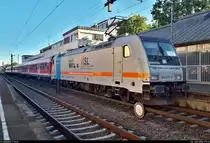 185 677-2 der Railpool GmbH, vermietet an die HSL Logistik GmbH (HSL), untervermietet an die Wedler Franz Logistik GmbH & Co. KG (WFL) und im Dienste der Abellio Rail Baden-Württemberg GmbH (Ersatzzug), als RE 95856 (RE10b) von Tübingen Hbf nach Heilbronn Hbf steht im Bahnhof Ludwigsburg auf Gleis 1.
(Smartphone-Aufnahme)
[30.7.2020 | 7:32 Uhr]