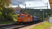 Regen meets Sonne. 130 052-4 ist am 3. Oktober 2019 in Lbín zugegen. 