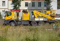 Zweiwegefahrzeug DAIMLER AROCS 3345 mit Hubarbeitsbühne für Bauarbeiten in Demmin abgestellt. - 13.09.2020



