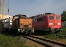 Eine orangene V60 versieht den Verschiebedienst auf dem Gelände der WISAG, 151 071-8
aufgearbeitet (?), eine Hauptuntersuchung erhalten (?), dies weiss der Fotograf nicht, metellblanke Schrauben an den Puffern lassen aber den Schluß zu , dass die Maschine nicht verschrottet wird , auf dem Nachbargleis. 13.09.2020 16:07 Uhr.