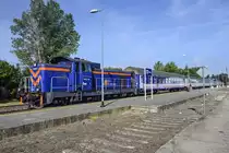 Die SM42-616 (98 51 8 620 810-6 PL PKPIC) eine Fablok 6Da (Typ Ls800E) der PKP Intercity steht am 19. August 2020 beim Bahnhof Leba in Hinterpommern. Aufnahme: 19. August 2020.

TECHNISCHE DATEN: 
Spurweite: 1.435 mm (Normalspur)
Achsanordnung: BoBo
Länge über Puffer 14.240 mm
Drehzapfenabstand: 7.500 mm
Achsabstand im Drehgestell: 2.600 mm
Breite: 3.173 mm
Höhe: 4.400 mm 
Treibraddurchmesser (neu): 1.100 mm
Dienstgewicht: 72 t
Tankinhalt: 2.815 l 
Motor: HCP Achtzylinder-Dieselmotor vom Typ a8C22
Nennleistung: 588 kW (800 PS) 
Nenndrehzahl: 1000 1/min 
Gewicht des Motors: 8.800 kg
Hauptgenerator Typ: LSPA-740
Gewicht des Hauptgenerators: 4.350 kg
Hilfsgenerator Typ: LSPF-280
Traktionsmotore: 4 Stück LSF-430 á 173 kW
Anfahrzugkraft: 219 kN 
Dauerzugkraft: 112 kN
Leistungsübertragung: diesel-elektrisch
Höchstgeschwindigkeit: 90 km/h
Kleinste Dauergeschwindigkeit: 13 km/h
Maximale Achslast: 17,5 t
Kleinster befahrbarer Gleisbogen: R=50m
Bremsanlage: Oerlikon
