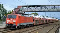 DB Cargo AG [D] mit  189 017-7  [NVR-Nummer: 91 80 6189 017-7 D-DB] und PKW-Transportzug am 27.08.20 Durchfahrt Bf. Saarmund.