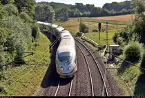 403 556-4 (Tz 356) und 403 511-9 (Tz 311  Wiesbaden ) als umgeleiteter ICE 612 (Linie 42) von München Hbf nach Dortmund Hbf durchfahren den Hp Ölbronn-Dürrn auf der Bahnstrecke Bietigheim-Bissingen–Bruchsal (Westbahn (Württemberg) | KBS 770).
Aufgenommen im Gegenlicht von der Brücke Lückenbronn.
[30.7.2020 | 9:55 Uhr]