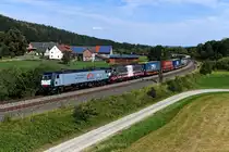 Für TXLogistik steht die 185 408 von MRCE im Einsatz. Am 19. Juli 2020 hatte sie neben dem DGS 40569 von Padborg nach Verona Q.E. auch die abgebügelte 189 997 am Haken. Bei Hermannspiegel im Haunetal durchfuhr der mittelmäßig ausgelastete KLV-Zug den bekannten Bogen. 
