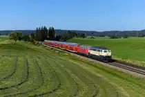 Etwa eine Stunde später gab es die nächste Gelegenheit, eine ozeanblau-beige 218 im Allgäu zu fotografieren. Der RE 57592 verkehrte am 30. Juli 2020 zur Abwechslung mal mit einer Doppeltraktion an der Spitze. 218 446 und 425 brachten den Berufsverkehr-Verstärker von München HBF nach Kempten. Bei Görwangs wurde die Leistung von mehreren Fotografen bei besten Verhältnissen erwartet - ein  Rollo-Schaden  (eher unüblich bei Loks der Baureihe 218) trübt jedoch ein wenig die Freude an dem Bild. 