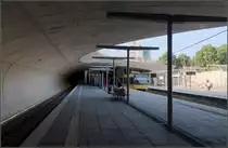 Der kleine Stuttgart 21-Bahnhof ist in Betrieb -

Die neue Haltestelle Staatsgalerie in Blickrichtung Charlottenplatz. Schwungvoll die Dachkante mit der weiten Öffnung in Richtung Planetarium. Schön das Lichtband neben dem dritten Gleis. Noch ist das Umfeld alles Baustelle. Über die Ausgänge im Hintergrund ist später der Südkopf des neuen Hauptbahnhofes erreichbar. So erhalten weiter Stadtbahnlinien direkten Anschluss an die Bahn. Wie auch der zukünftige Hauptbahnhof, sind auch hier die Bahnsteige in Längsrichtung geneigt.

14.09.2020 (M)