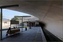Der kleine Stuttgart 21-Bahnhof ist in Betrieb -

Wie auch der alte U-Bahnhof aus dem Jahr 1972 ist auch die neue Station 'Staatsgalerie' dreigleisig, da hier die Strecke vom Hauptbahnhof her in die Tallängslinie über Charlottenplatz einmündet. Am Gleis im Bild rechts werden in zwei Jahren die Stadtbahnzüge vom Hauptbahnhof her diese Haltestelle erreichen, am Neubau dieses Abzweiges wird noch gebaut. Das Lichtraumprofil des Tunnels dieses Gleise reicht in den bisherigen Tunnel und kann daher erst nach Abbruch der alten Tunnelstrecke gebaut werden. Der Blick geht hier in Richtung Neckartor.

14.09.2020 (M)