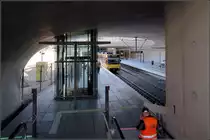 Der kleine Stuttgart 21-Bahnhof ist in Betrieb -

Seit Samstag 12.September 2020 fahren die Stadtbahnlinien U1, U2, U4, U9 und U14 über die neugebaute Haltestelle 'Staatsgalerie', die den bisherigen U-Bahnhof ersetzt. Dieser war dem Bahnprojekt Stuttgart 21 im Weg. Die neue Haltestelle wurde in veränderte und höherer Lage neu gebaut. Dadurch können die Stadtbahngleise von den Bahngleisen unterfahren werden. Die höhere Lage ermöglichte bringt die neue Haltestelle ans Tageslicht. Die geschwungenen Formen sind verwandt denen des neuen Hauptbahnhofes, war doch auch hier das Düsseldorfer Architekturbüro Ingenhoven mit der Gestaltung beauftragt.

14.09.2020 (M)