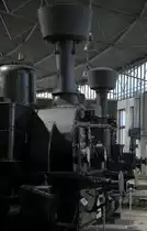 Hier 2 typische Kobel-Funkenfänger, diese  Form des Schornsteins sollte verhindern, dass glühende Funken aus dem Schornstein fliegen und Brände auslösen, besonders bei der Verwendung von leichten Brennstoffen. Moderne Dampflokomotiven haben dafür einen sog.  Funkenkorb  in der Rauchkammer. 11.09.2020 12:29 Uhr.