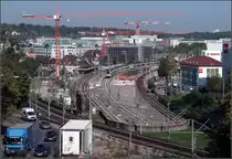 Weit fortgeschritten ...

... sind die Bauarbeiten für Stuttgart 21 am Feuerbacher Bahnhof. Die Tunnelrampe wurde ausgehoben, nachdem die Gleise der Fern- und Regionalbahn auseinander gezogen waren. Inzwischen werden die Wände der Rampe gegossen. 
Zukünftig werden die Fern- und Regionalbahnen über diese Rampe im Untergrund verschwinden und nach 2,5 km Tunnelfahrt den neuen Stuttgarter Hauptbahnhof erreichen. Die beiden Gleise rechts und links neben der Rampe werden dann für den Personenverkehr zunächst mal nicht mehr benötigt. Wird aber als alternative Strecke zum Hauptbahnhof die P-Option gebaut wird über diese Gleise ein weiterer Tunnel angeschlossen, der in die Cannstatter Zuführung mündet. 
Des weiteren wird wegen des geplanten Deutschlandtaktes an einen weiteren sehr langen Tunnel gedacht, von der Schnellfahrstrecke aus Mannheim etwa von Möglingen direkt zum Hauptbahnhof.

14.09.2020 (M)