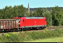 Lok unter Kirchturm:
Güterzug, bestehend aus offenen Güterwagen, mit 185 120-3 DB fährt vorbei an der Evangelischen Kirche Heidelsheim auf der Bahnstrecke Bietigheim-Bissingen–Bruchsal (Westbahn (Württemberg) | KBS 770) Richtung Bruchsal.
[30.7.2020 | 10:40 Uhr]
