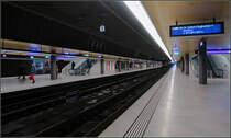 Zürichs unterirdische Bahnhöfe -

Bahnhof Löwenstraße 15,40 Meter unter der südlichen Bahnsteighalle des Züricher Hauptbahnhofes. Dieser Bahnhof wurde im Juni 2014 eröffnet und hat ebenso wie der auf der Nordseite liegende Tunnelbahnhof Museumstraße vier Gleise an zwei Mittelbahnsteigen von einer Länge von 420 Metern. Der Bahnhof Löwenstraße gehört zur neuen Durchmesserlinie Altessen - Zürich HB - Oerlikon. Neben zahlreicher S-Bahnzüge werden auch Fernverkehrszüge an diesen Bahnsteigen abgefertigt, für die dann der Züricher Hauptbahnhof zum Durchgangsbahnhof wird.

14.03.2019 (M)
