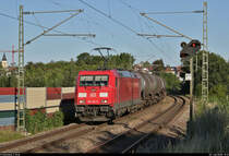 Mit Kesselwagen und aktiver Scheibenwaschanlage fährt 185 301-9 DB in Sachsenheim, Rodenweg, auf der Bahnstrecke Bietigheim-Bissingen–Bruchsal (Westbahn (Württemberg) | KBS 770) Richtung Vaihingen(Enz).
[30.7.2020 | 19:21 Uhr]
