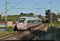 812 033-0 (Tz 9033) als umgeleiteter ICE 512 (Linie 42) von Stuttgart Hbf nach Köln Hbf fährt in Sachsenheim, Rodenweg, auf der Bahnstrecke Bietigheim-Bissingen–Bruchsal (Westbahn (Württemberg) | KBS 770).
[30.7.2020 | 19:34 Uhr]