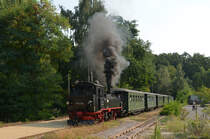 Am 12.09.20 verlässt 99 584 mit einem Personenzug zum Oschatzer Südbahnhof den Ausgangsbahnhof Kemmlitz.