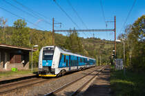 3. Oktober 2019 in Lbín: 440 007-3 durchfährt den kleinen Haltepunkt. 