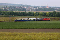 Der Fotozug mit dem 5042.14 an der Spitze und der 2143.070 am Zugende auf der Fahrt nach Obersdorf kurz vor Raggendorf. Im Hintergrund die Kirche von Groß Schweinbarth. (06.09.2020)