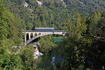 Auf der Rückfahrt von einer Sonderveranstaltung in Ampflwang passiert der Triebwagen 4042.02 die Brücke über die Steyrling. (20.09.2020)