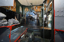 Blick durch den aufgeschnittenen Kohletender auf den Führerstand der 1874 gebauten Schnellzugdampflokomotive Bayerische B IX  1000 , welche in der Lokwelt Freilassing zu sehen ist. (August 2020)