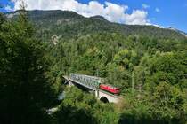 Ge 6/6 II 702 mit einem Güterzug am 18.09.2020 bei Reichenau.
