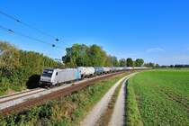 185 696 mit einem Kesselzug am 20.09.2020 bei Langenisarhofen.