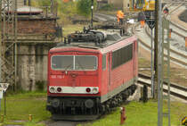 25. September 2008, Im Gelände des ehemaligen Bw Saalfeld wartet Lok 155 116 auf ihren nächsten Einsatz. Warum fiel mir beim Betrachten dieses Bildes wohl ein, dass ich kürzlich im Erzgebirge unter den weihnachtlichen Deko-Figuren auch mehrere  Kantenhocker  sah?  