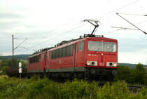 23. Juni 2009, Ein Güterzug aus Lichtenfels fährt auf den ersten Metern der Frankenwaldbahn durch die Zettlitzer Kurve in Richtung Saalfeld. Die zweite Lok ist 155 060.