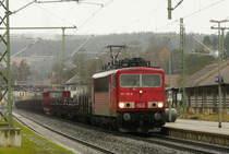 22. November 2010, Lok 155 112 führt einen Güterzug aus Saalfeld durch den Bahnhof Kronach
