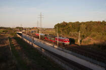 WFL 232 601 zieht am 18.09.2020 02 0201 (18 201) einen Reko-Wagen und 232 901 durch die abendliche Gemeinde Schönefeld in Richtung Nossen.