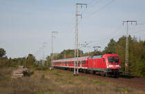 182 012 zieht am 13.09.2020 zwei Byz, einen Bimz und am Schluss noch ein Byz Wagen durch die Berliner Wuhlheide gen Süden.