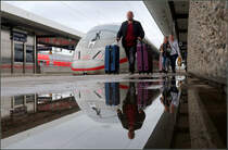 Wenn einem Personen ins Bild laufen -

... ändert sich die Bildaussage.

Ankommende Bahnreisende und abfahrender ICE nach Unwettern im Nürnberger Hauptbahnhof.

19.08.19 (M)

