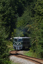 Die 2050.05 hat gerade den Anstieg von Retz nach Hofern erklommen, als sie um die Kurve biegt. (05.09.2020)