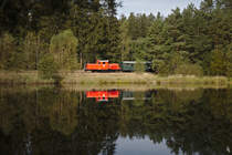 Im nahe bei Alt Nagelberg gelegenen Teich spiegelt sich die rote 2091.09. (19.09.2020)