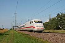 Als ICE 279 (Berlin Ostbahnhof - Basel SBB) fuhr am Nachmittag des 28.08.2019 der 401 516-0  Pforzheim  im Markgräflerland durch den Haltepunkt von Auggen in Richtung Schweiz.