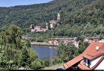 Autotransportzug mit einer 152 (Siemens ES64F) DB befährt auf Höhe der Burg Zwingenberg die Bahnstrecke Heidelberg–Bad Friedrichshall (Neckartalbahn | KBS 705) Richtung Neckargemünd.
Aufgenommen von der Bahnhofstraße.
[31.7.2020 | 12:36 Uhr]