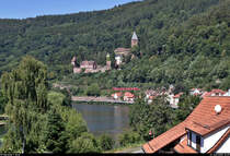 Unterhalb der Burg Zwingenberg fährt ein 425 der S-Bahn Rhein-Neckar (DB Regio Mitte) als S1 von Homburg(Saar)Hbf nach Osterburken auf der Bahnstrecke Heidelberg–Bad Friedrichshall (Neckartalbahn | KBS 705).
Aufgenommen von der Bahnhofstraße.
[31.7.2020 | 12:39 Uhr]